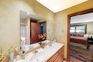 Secador de pelo y toallas