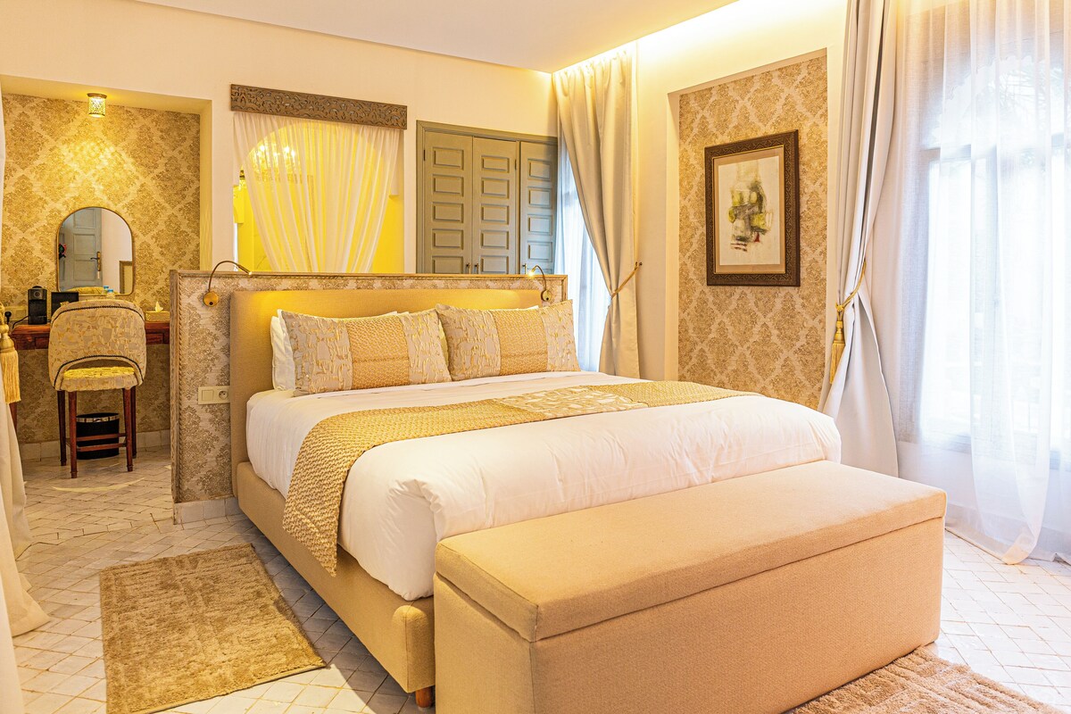 Deluxe Suite, Garden View | Hypo-allergenic bedding available, minibar, in-room safe, WiFi (free)