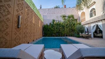 Piscine couverte, piscine extérieure