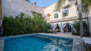 Una piscina techada, una piscina al aire libre