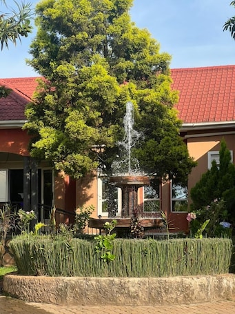 Exterior. Tek Country gardens buwama