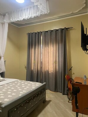 Escritorio, espacio para trabajar con laptop y insonorización