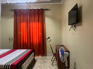 Schreibtisch, laptopgeeigneter Arbeitsplatz, kostenloses WLAN