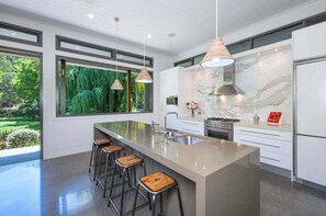 Fridge, microwave, oven, stovetop - Waldenbrook - Luxury in the woods (Bundewallah)