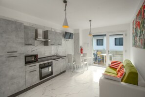 Apartment, 3 Schlafzimmer, Balkon | Wohnzimmer