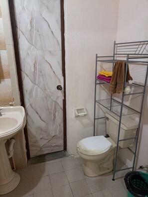 Sèche-cheveux, serviettes fournies, savon