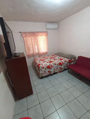 1 chambre, fer et planche à repasser, Wi-Fi gratuit, draps fournis