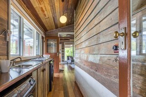 Jääkaappi, mikroaaltouuni, uuni, kahvin-/teenkeitin