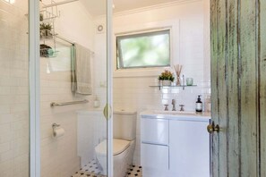 Soap, shampoo, toilet paper - The Berry Dairy – relax in nature’s symphony (Berry)