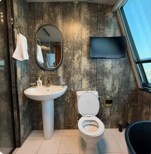 Towels, soap, toilet paper - Full Creek View Green Penthouse - The Safina (عجمان)