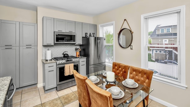 Private kitchen - Comfort Meets Convenience – 3BR + Free Parking (Boston)