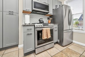 Private kitchen - Comfort Meets Convenience – 3BR + Free Parking (Boston)