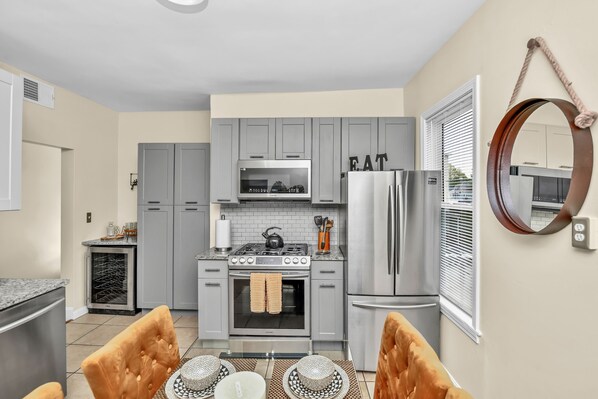 Private kitchen - Comfort Meets Convenience – 3BR + Free Parking (Boston)