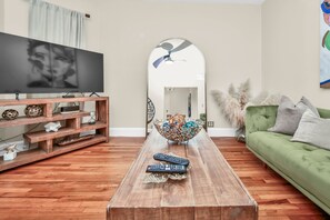 Living area - Comfort Meets Convenience – 3BR + Free Parking (Boston)