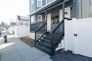 Exterior detail - Comfort Meets Convenience – 3BR + Free Parking (Boston)