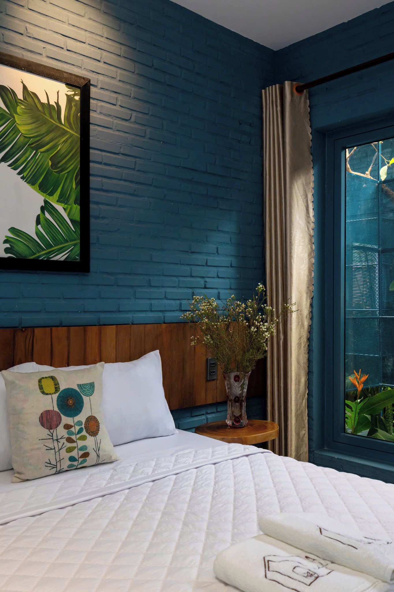 Vil·la urbana, 6 dormitoris, pati, vistes al jardí | Decoració individual, mobiliari individual i escriptori 