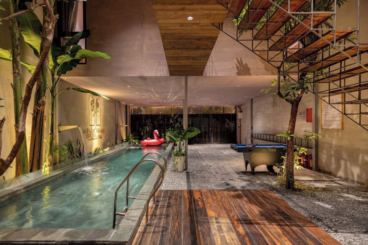 Una piscina al aire libre