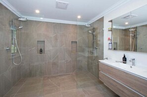 Hair dryer, towels, soap, shampoo - Possum Gully Lodge - Stay 2 Nights, Get the 3rd Night Free (Berry)
