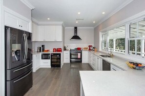 Fridge, microwave, oven, stovetop - Possum Gully Lodge - Stay 2 Nights, Get the 3rd Night Free (Berry)