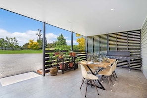Outdoor dining - The Stables - Berry Boutique Getaway (Berry)