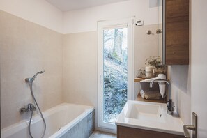 Shower, eco-friendly toiletries, hair dryer, towels - Luxurious family house for family and friends (Bad Aussee)