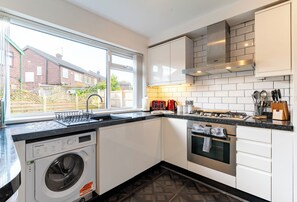 Fridge, microwave, oven, stovetop - Headingley Lodge - Modern Home Near City Centre (Leeds)
