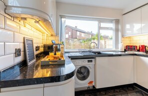 Fridge, microwave, oven, stovetop - Headingley Lodge - Modern Home Near City Centre (Leeds)