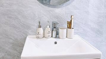 Artículos de tocador gratuitos, toallas, jabón, shampoo