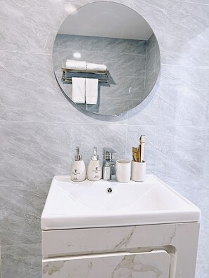 Superior Double or Twin Room | Bathroom | Free toiletries, towels, soap, shampoo