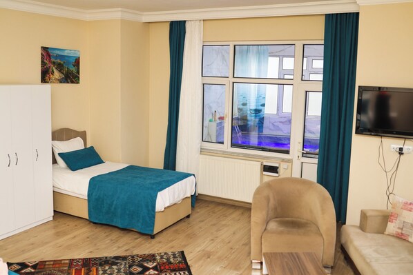 Deluxe Studio Suite | Desk, free WiFi