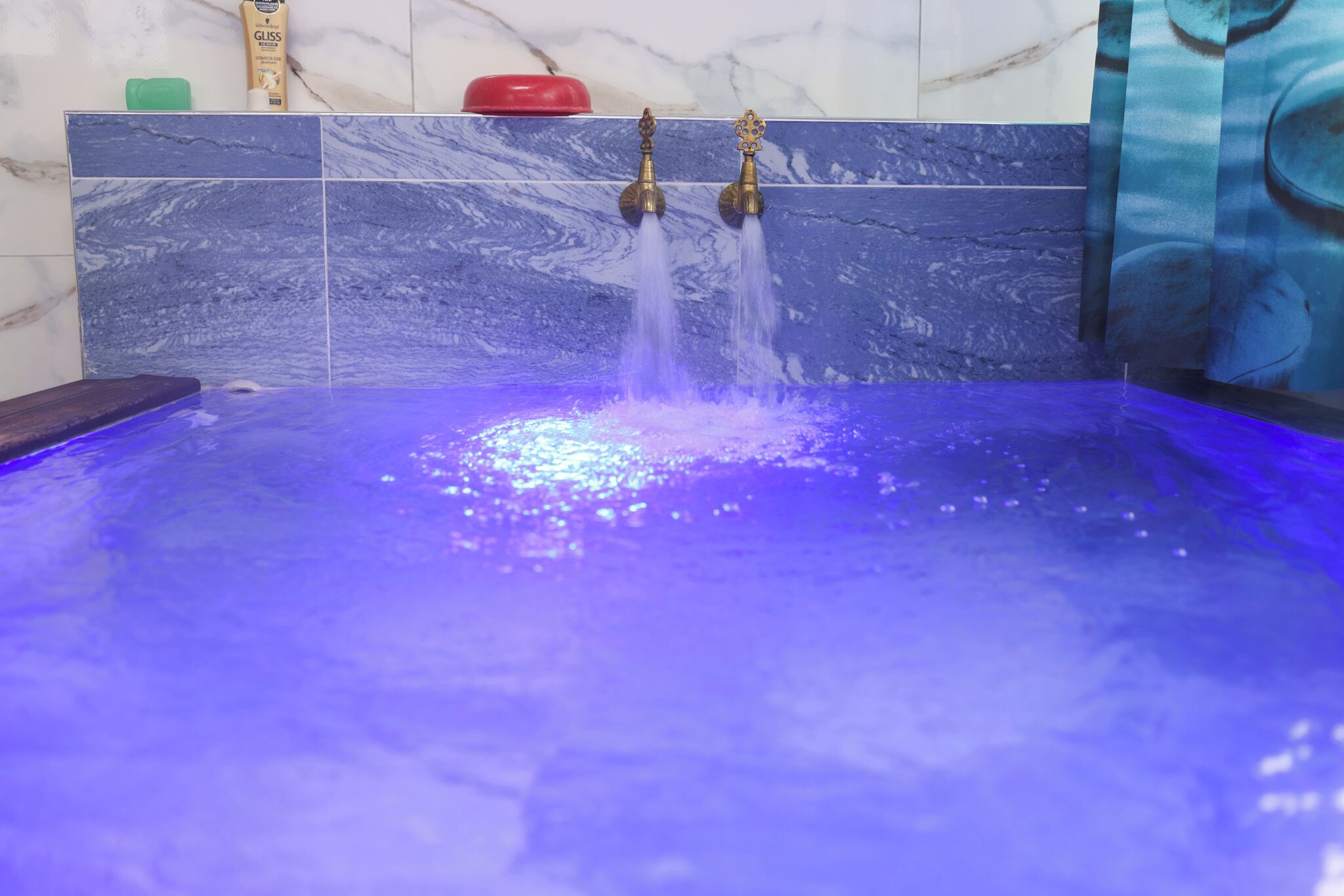 Shower, hair dryer, bathrobes, slippers