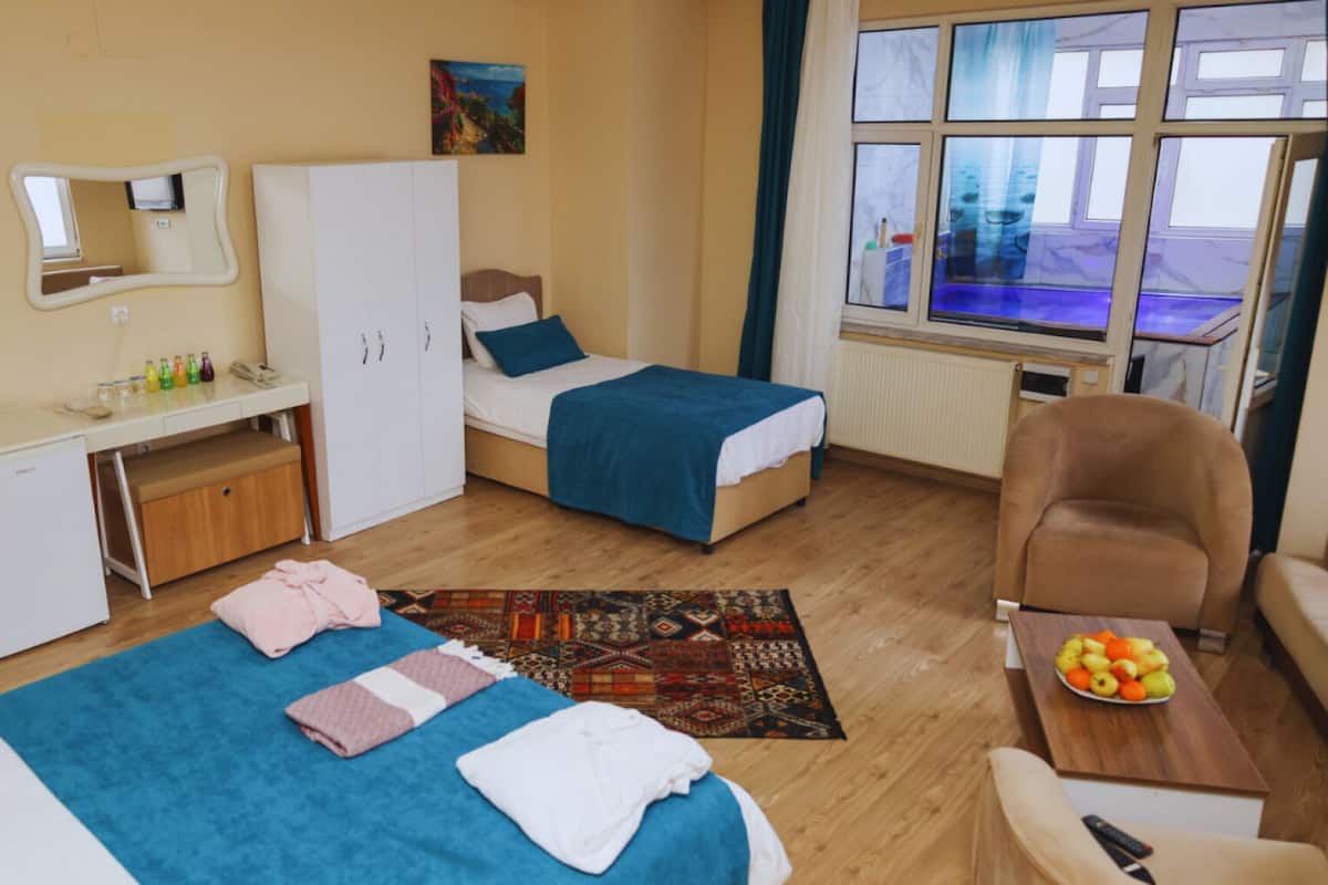 Deluxe Studio Suite | Desk, free WiFi