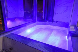 Duble + 1 Termal Havuzlu Süit Oda | Desk, free WiFi - Havza Tugra Otel (Havza)