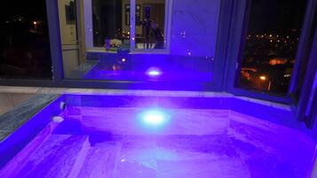 Duble + 1 Termal Havuzlu Süit Oda | Meja, kalis bunyi, Wi-fi percuma