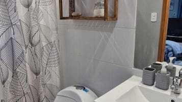 Quarto solteiro standard, varanda, vista para a montanha | Banheiro | Chuveiro/banheira combinados, toalhas de banho, sabonete, shampoo