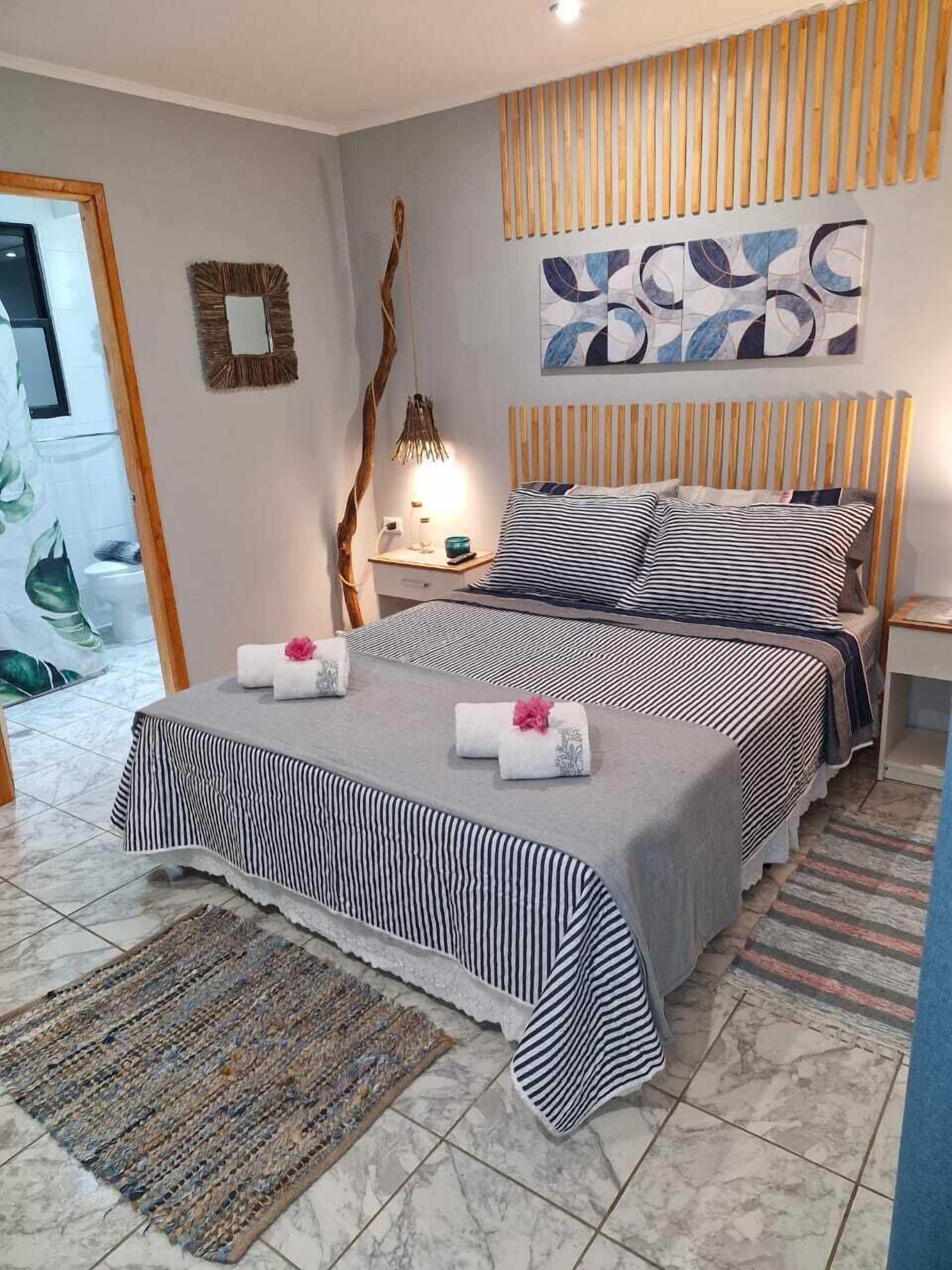 Dobbeltrom – superior, 1 queensize-seng, terrasse, fjellutsikt | Skrivebord, skrivebord for bærbar PC og blendingsgardiner