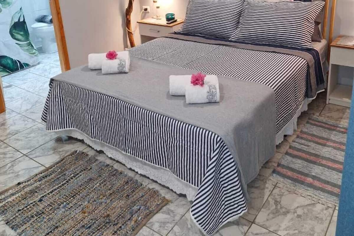 Quarto casal superior, 1 cama Queen, varanda, vista para a montanha | Escrivaninha, espaço de trabalho para notebook, cortinas blackout