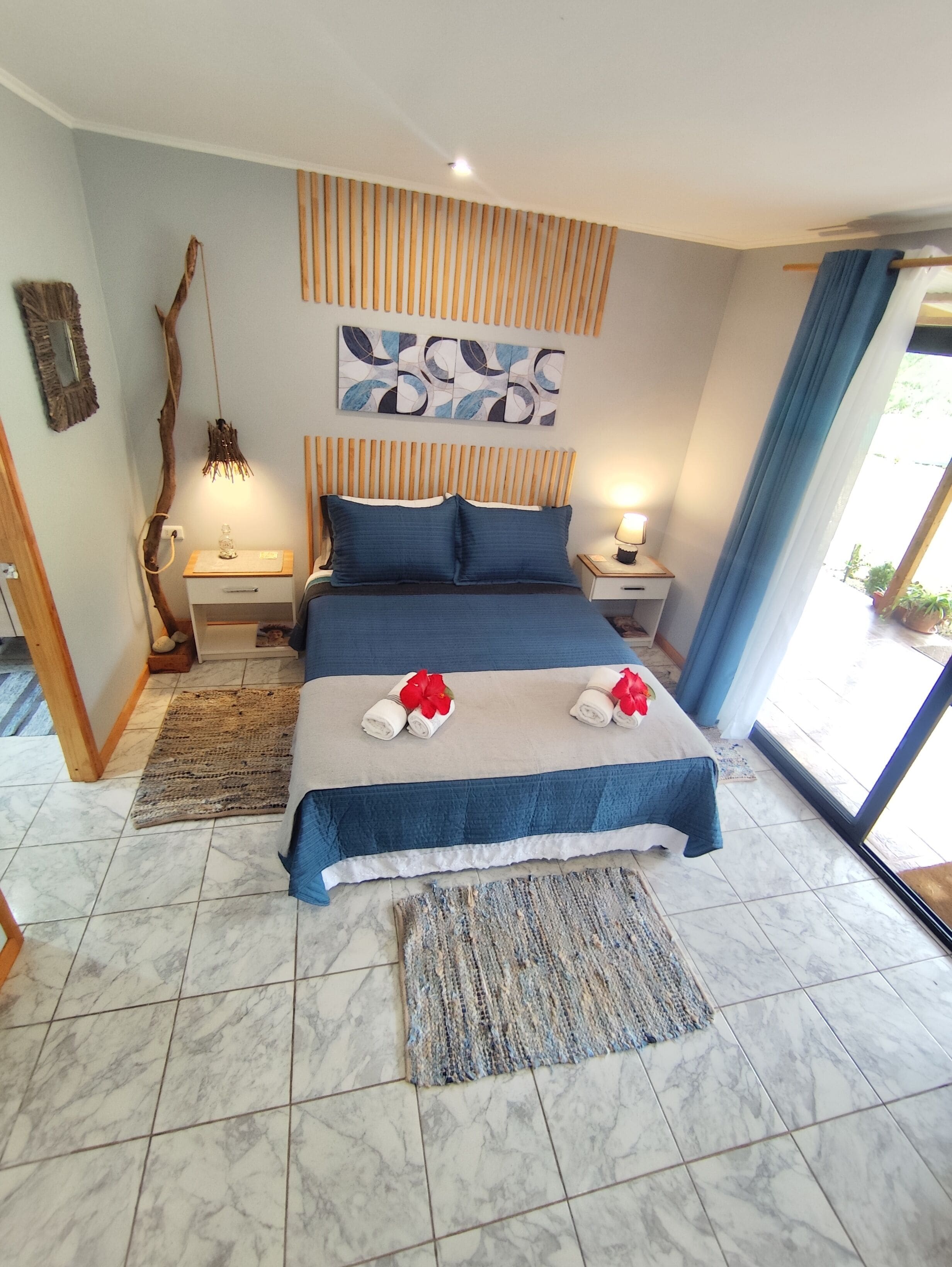 Habitació doble superior, 1 llit de matrimoni, pati, vistes a la muntanya | Escriptori, espai de treball apte per a portàtils i cortines opaques 