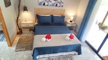 Quarto casal superior, 1 cama Queen, varanda, vista para a montanha | Escrivaninha, espaço de trabalho para notebook, cortinas blackout