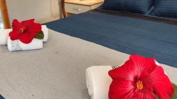 Phòng đôi Superior, 1 giường cỡ queen, sân hiên, quang cảnh núi | Bàn, khu vực làm việc phù hợp cho laptop, màn/rèm cản sáng