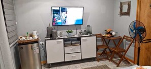 مكتب ومساحة عمل للكمبيوتر المحمول وستائر تعتيم وواي فاي مجانًا