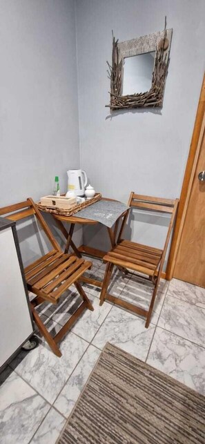 ห้องซูพีเรียดับเบิล, เตียงควีนไซส์ 1 เตียง, ลานระเบียง, วิวภูเขา | บริเวณนั่งเล่น