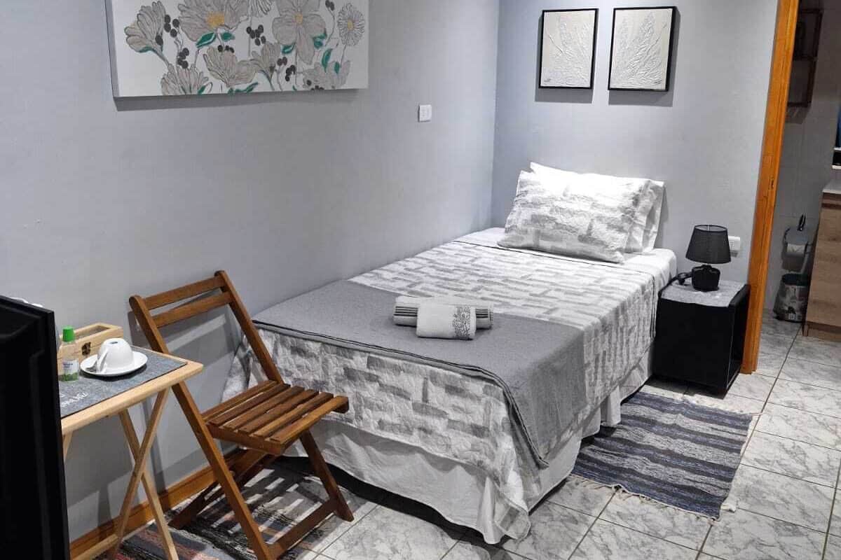 Quarto solteiro standard, varanda, vista para a montanha | Escrivaninha, espaço de trabalho para notebook, cortinas blackout