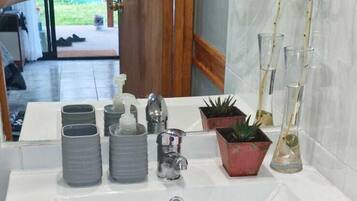 Phòng đơn Tiêu chuẩn, sân hiên, quang cảnh núi | Phòng tắm | Vòi sen/bồn tắm kết hợp, khăn tắm, xà phòng, dầu gội