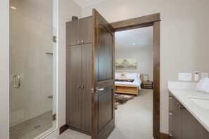 Iron/ironing board, travel cot, WiFi, bed sheets