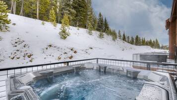 Bañera de hidromasaje al aire libre