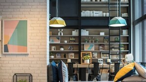 A modern lounge area with a sofa, a coffee table, and a bookshelf filled with books and decorative items. - Valley Mountain View&City Proximity
 1 bedroom 1 living room 1kitchen 1 toilet (Phuket)