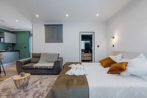 Iron/ironing board, WiFi, bed sheets - Stylish 1 Bed room Studio Flat (Funchal)