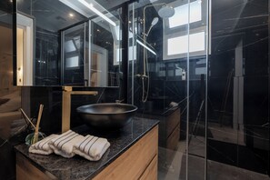 Hair dryer, towels, soap, toilet paper - Stylish 1 Bed room Studio Flat (Funchal)