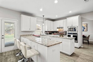 4 bedrooms - Spacious 4-bedroom Home for Relocating Families (Fort Worth)